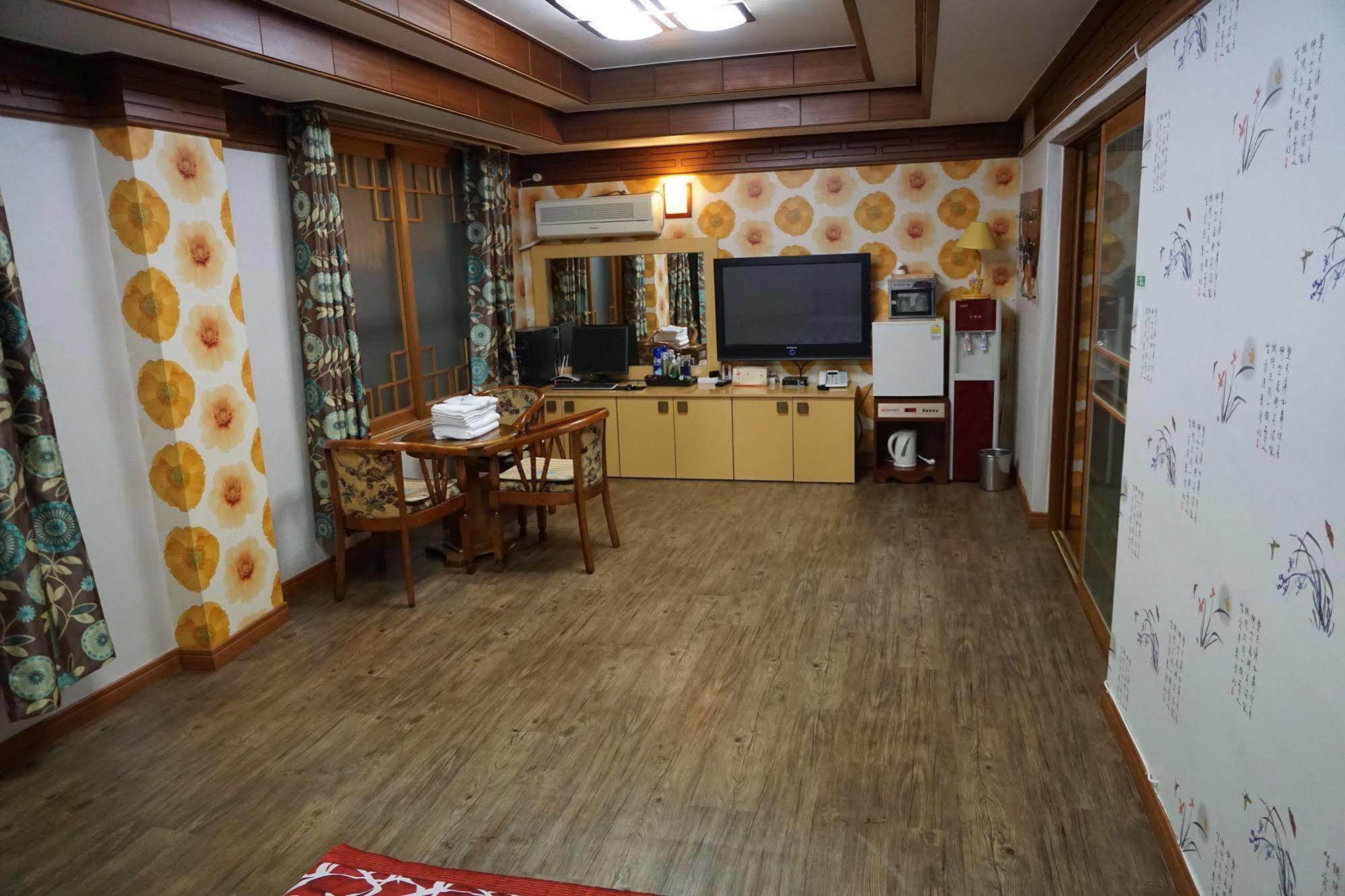 Goodstay Andong Park Hotel Bagian luar foto